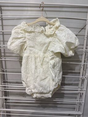 H&M adorables Cream Eyelet Ruffled Baby Romper